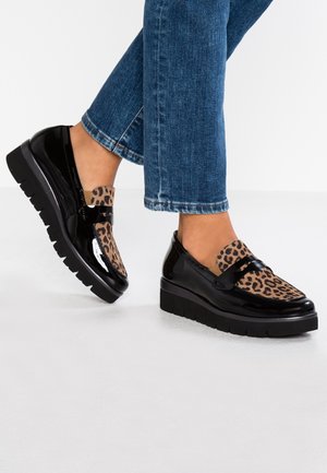 Sorte patenterede læderslippers med en leopardmønsteret forpanel og en tykk struktureret sål, designet til komfort og stabilitet.