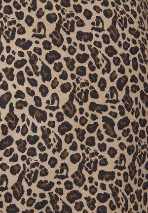 Tela de estampado de leopardo con un fondo beige y manchas negras y marrones de diversas formas y tamaños, mostrando una textura suave.