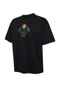 Czarna bawełniana koszulka z kolorową grafiką przedstawiającą logo w kształcie tarczy oraz napisem "SWARM INTERNATIONALS 23" z przodu. Klasyczny krój, krótkie rękawy.