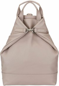 Ljusgrå läderryggsäck med rundad form. Har en rullad läpp, silverdetaljer och en diskret präglad logotyp på undersidan.