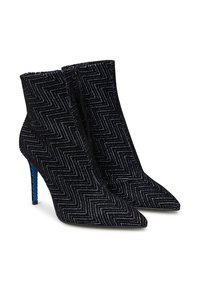 Stivali neri alla caviglia con un motivo a zigzag, dotati di un alto tacco a stiletto e una texture liscia. La fodera interna è di colore blu.