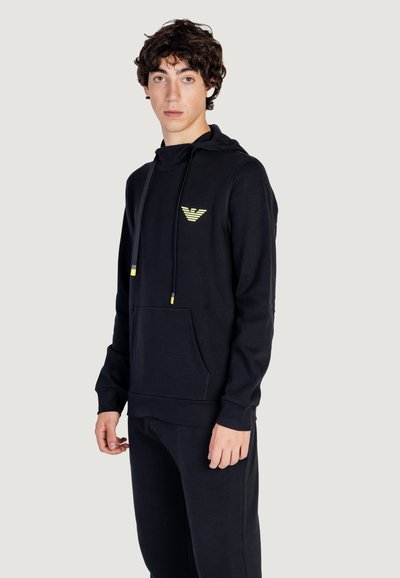 Sweatshirt noir avec capuche et poche kangourou. Caractéristiques d'un logo jaune, de cordons de serrage et de poignets côtelés. Fabriqué en tissu doux.