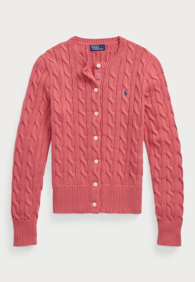 Κοντό πλεκτό καρό πλέξης σε κοραλί. Διαθέτει κουμπί κλεισίματος, ριμπ μανίκια και στρίφωμα, και ένα μικρό λογότυπο κεντημένο σε μπλε. Μαλακή υφή.