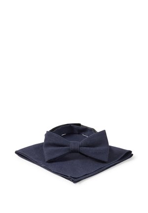 Granatowa muszka i pasująca poszetka starannie ułożone na białym tle.