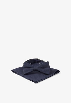 Granatowa muszka i pasująca poszetka starannie ułożone na białym tle.