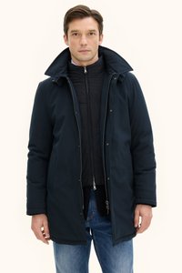 Tummansininen kaupunkiparka, jossa on vetoketjullinen musta sisävuori, suuri kaulus ja sivutaskut. Ominaisuuksina sileä rakenne ja moderni leikkaus.