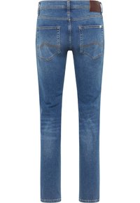 Niebieskie dżinsy o prostym kroju, z dwoma tylnymi kieszeniami z przeszyciami i skórzaną naszywką w pasie.