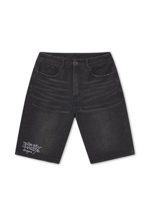 Černé džíny kraťasy ke kolenům s předními kapsami a bílým nápisem "Don Ed Hardy designs" na levé noze.