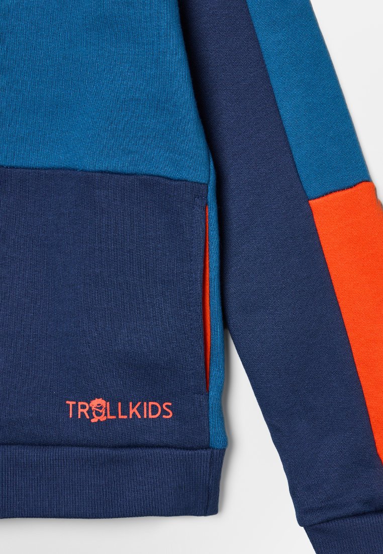 Blaue und marinefarbene Pullover mit orangefarbenen Akzenten. Aus strukturiertem Stoff, mit seitlichen Taschen und sichtbarem "TROLLKIDS"-Logo.