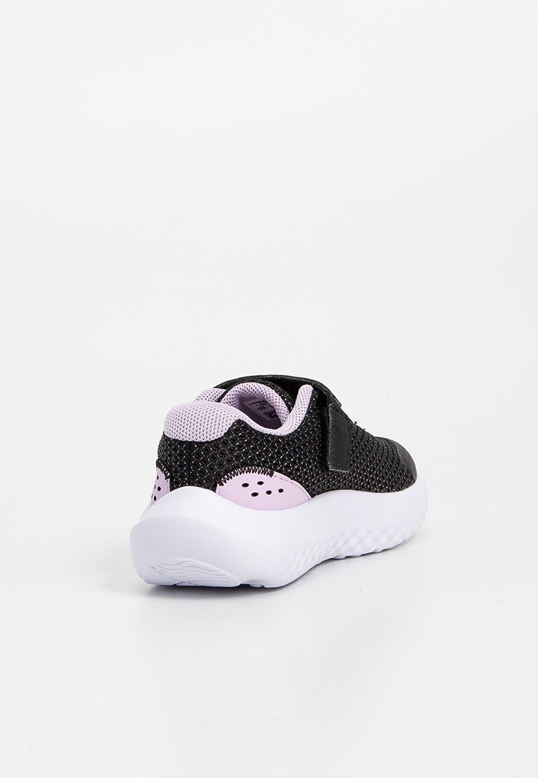 Scarpe nere in rete con accenti rosa, suola bianca, cinturino in Velcro, forma arrotondata e decorazione punteggiata sul tallone. Intersuola testurizzata per la traspirabilità.