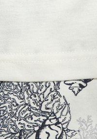 Baumwollstoff mit einem weißen Grund und einem detaillierten Muster aus Marineblauem Korallen und Muscheln, kombiniert mit einer glatten Textur und sorgfältiger Naht.
