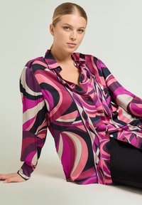 Langærmet, knap-op-skjorte i silke med et virvlende mønster i pink, lilla og sort. Har en afslappet pasform og krave.