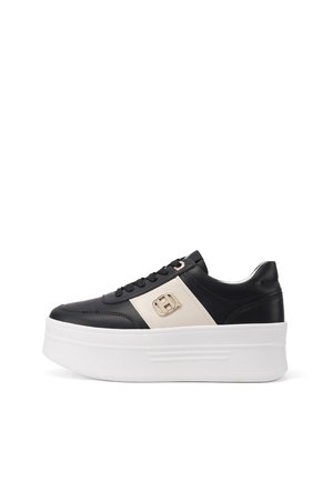 Sneaker platform bianco e nero con design stringato e logo "H" dorato sul lato, su sfondo bianco.
