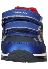 Scarpa sportiva blu con fibbie in velcro, presenta una tomaia lucida, accenti rossi, suola testurizzata e dettaglio del logo. Progettata per la traspirabilità.