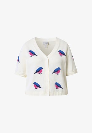 Valkoinen lyhythihainen neuletakki, jossa sinisiä ja vaaleanpunaisia lintukuvioita, V-kaula-aukko ja edessä nappikiinnitys.