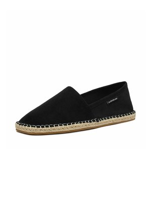 Sort slip-on espadrille med vævet jutesål og hvide syninger rundt om kanten.