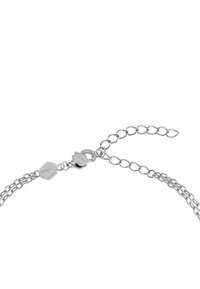 Stříbrný řetízek na zápěstí se dvěma propojenými prameny, obsahující šestiúhelníkovou sponu a nastavitelný řetěz, hladká textura a lesklý povrch.