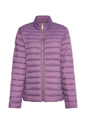 Chaqueta acolchada morada con patrón de acolchado horizontal, cuello alto y cremallera dorada. Material suave y brillante con un diseño ligero.