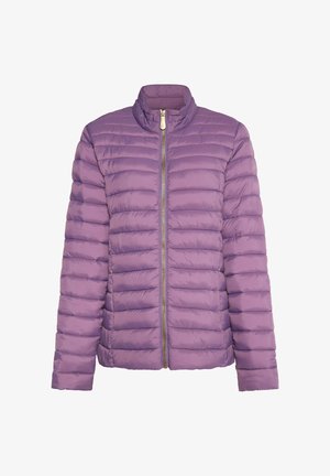 Violeta pūkains mētelis ar horizontālām quilted rakstēm, augstu apkakli un zelta rāvējslēdzēju. Mīksts, spīdīgs materiāls ar vieglu dizainu.