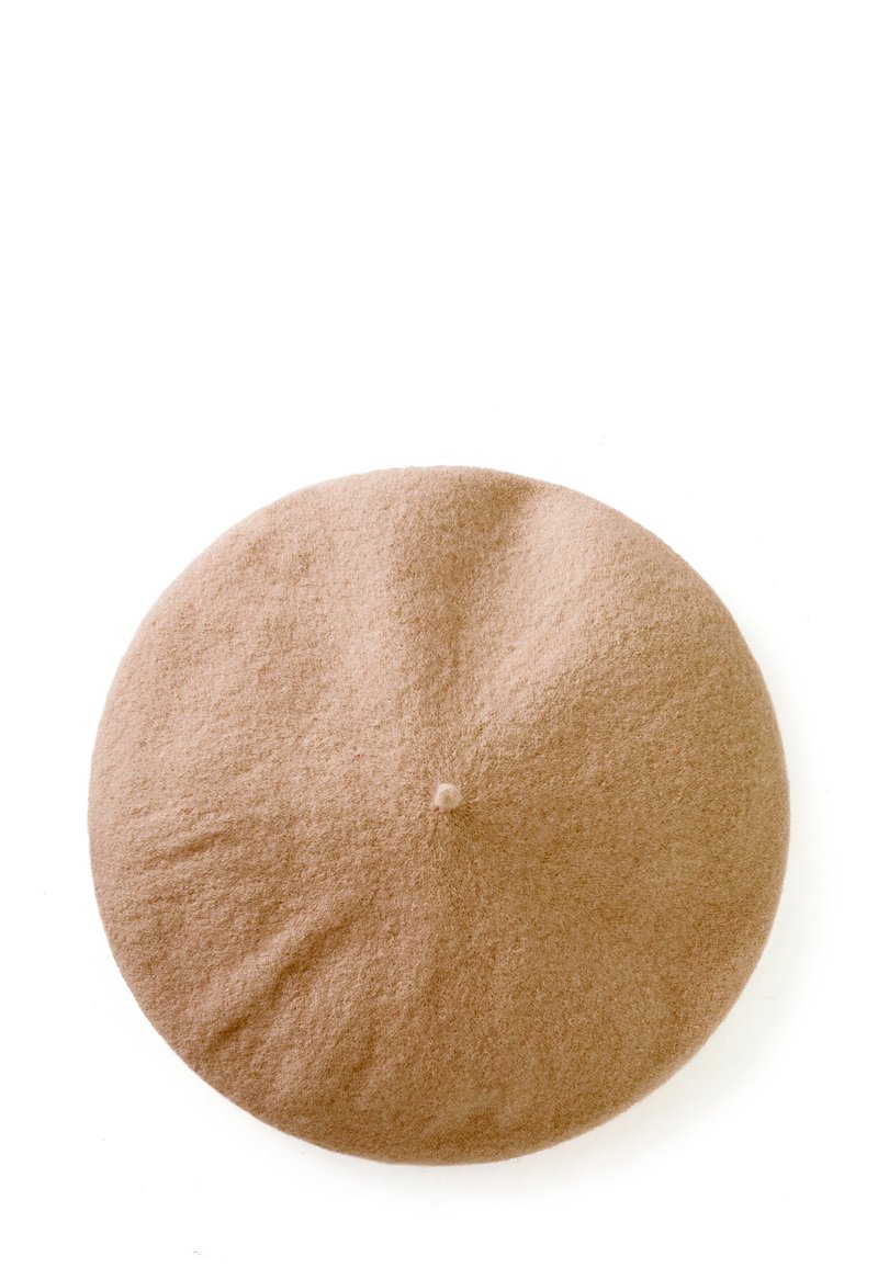 Světle hnědý filcový baret s kulatým tvarem a malým knoflíkem na vrcholu. Povrchová textura se zdá být měkká a mírně texturovaná.