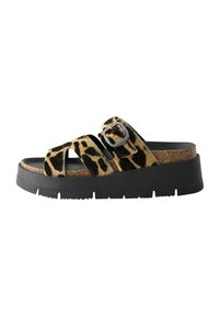 Leopardprint platform sandalen met twee brede banden, voorzien van een metalen gesp. De zool is zwart met een gestructureerde afwerking en een kurken middenzool.