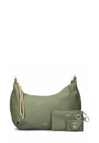 Bolso de piel verde oliva con una textura suave, que presenta un acento de cremallera y herrajes dorados. Incluye una billetera y un tarjetero a juego.