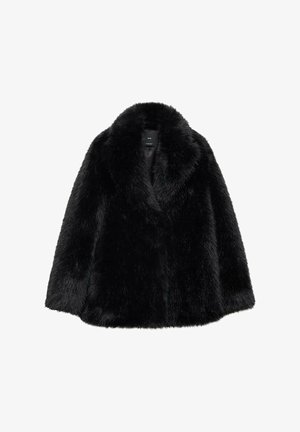 Svart fuskpälsjacka med bred krage och mjuk textur. Har en löst sittande, knälång passform och inga synliga knäppningar. Klassisk design.