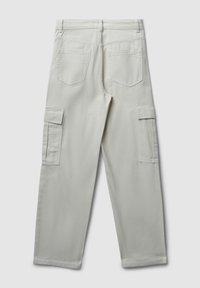 Jasnoszare spodnie cargo wykonane z bawełny. Posiadają boczne kieszenie, dwie tylne kieszenie oraz detale przeszyć. Prosty krój nogawek.