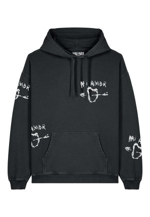 Felpa nera in cotone, con tasca frontale. Testo "Mi Amor" in bianco su entrambe le maniche e sul davanti, con grafica di cuori e frecce.