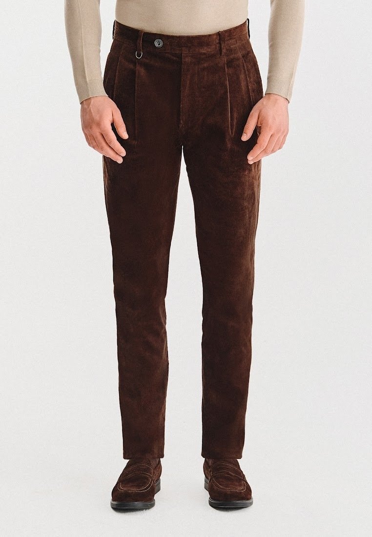 Brązowe spodnie w prążek o prostym kroju, z zaszewkami i zapięciem na guzik. Tkanina ma miękką, fakturowaną strukturę.
