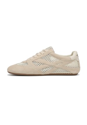 Beige sneaker van suède en mesh met een laag profiel, ronde neus, veterluiting en een gestructureerde rubberen zool. Voorzien van witte details.