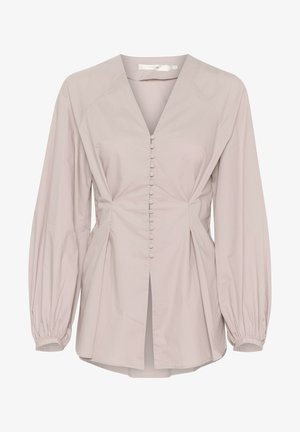 Šviesiai rožinė palaidinė su ilgais pūstais rankovėmis, V formos iškirpte ir mygtukų užsegimu priekyje. Pasižymi raukšlėmis šonuose ir tiesia apačia.