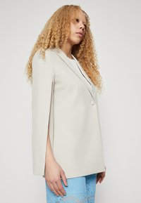 Vero Moda VMMISCHA LOOSE CAPE - Blejzr - silver lining