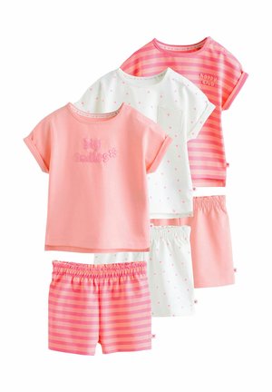 Tres conjuntos de camisetas de manga corta para niños y pantalones cortos con cintura elástica en rosa, blanco con lunares rosas y con estampados de rayas rosas.