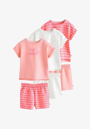 Trois ensembles de hauts à manches courtes pour enfants et shorts à taille élastique en rose, blanc à pois roses et motifs rayés roses.