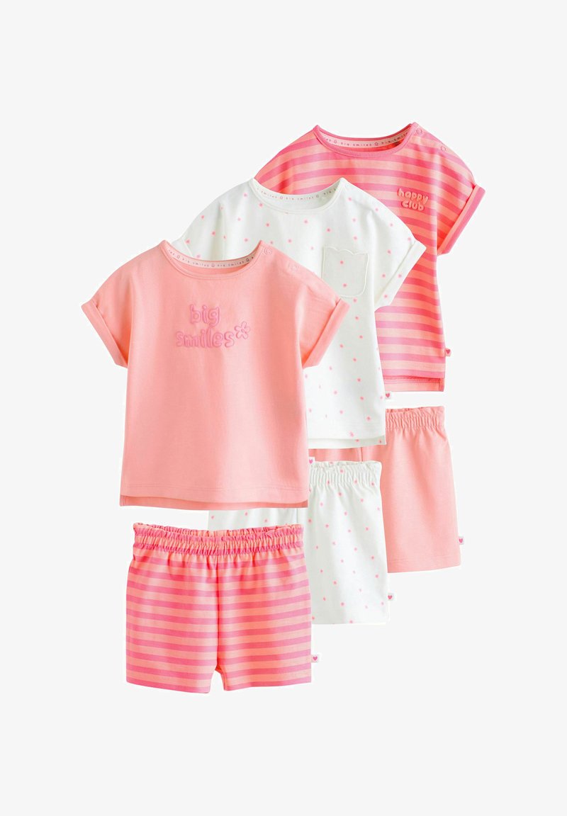 Trois ensembles de hauts à manches courtes pour enfants et shorts à taille élastique en rose, blanc à pois roses et motifs rayés roses.