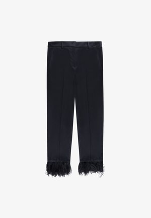 Zwarte op maat gemaakte broek van soepel materiaal, met een recht gesneden ontwerp en veerDetails aan de zoom. Inclusief twee zijzakken.