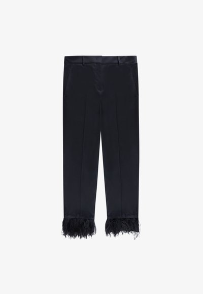 Zwarte op maat gemaakte broek van soepel materiaal, met een recht gesneden ontwerp en veerDetails aan de zoom. Inclusief twee zijzakken.