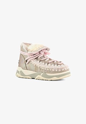 Texturierter pinker und metallischer Stiefel mit Fellfutter, dekorativer Naht und dicker Sohle. Die Schnürsenkel sind pink und haben ein geflochtenes Design.