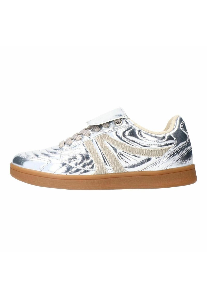 Metalen zilveren sneaker met een gladde afwerking, beige accenten, een textuurontwerp en een gumrubberen zool. Voorzien van veters en een klittenbandsluiting.