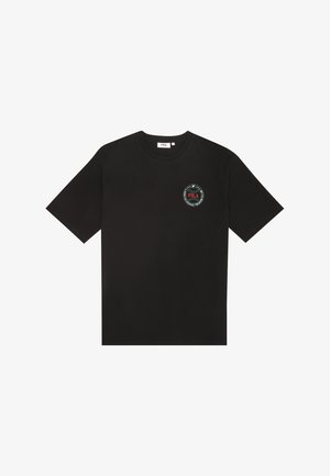 Camiseta de algodón negra con un logo redondo en verde y rojo en el pecho. Mangas cortas y cuello redondo clásico. Textura suave.