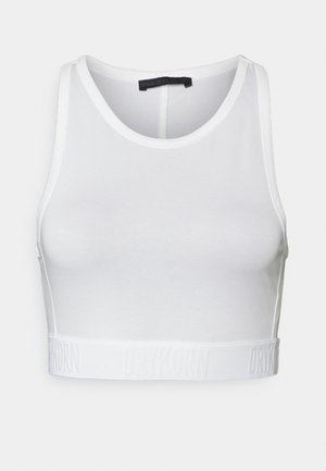 Hvid cropped tanktop lavet af glat stof. Har en rund halsudskæring og et tekstureret bånd med mærkenavnet "DRYKORN" langs bunden.