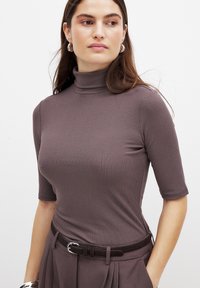 KURZÄRMELIGES RIPP MIT KRAGEN - Basic T-shirt - dark mauve