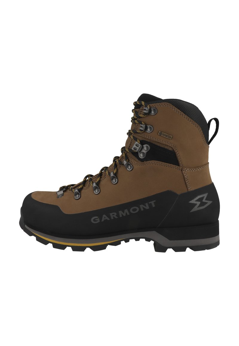 Botte de randonnée en cuir marron avec un embout en caoutchouc noir, des œillets en métal et une semelle durable. Présente un logo sur le côté et des accents jaunes contrastants.