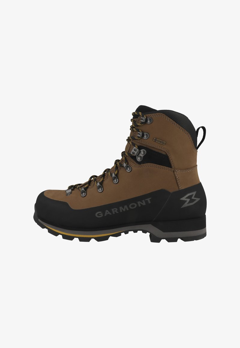 Stivale da trekking in pelle marrone con punta in gomma nera, occhielli in metallo e suola resistente. Presenta un logo sul lato e accenti gialli a contrasto.