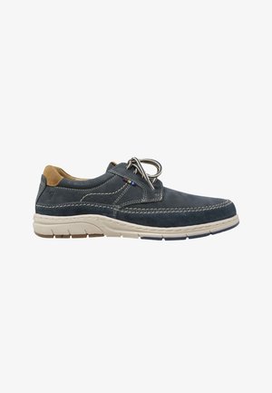 Scarpa casual da uomo blu navy con suola beige, cuciture bianche e inserto in camoscio color cognac sul tallone.
