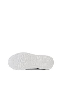 Bílá gumová podešev obuvi s texturovaným povrchem, vybavená vzorem rybí kosti a zaoblenými okraji pro lepší uchopení a odolnost.