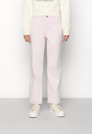 Jeans de ganga rosa claro com um design de perna reta, estilo de cinco bolsos e fecho de botão. Usados com um moletom de cor creme e ténis brancos.