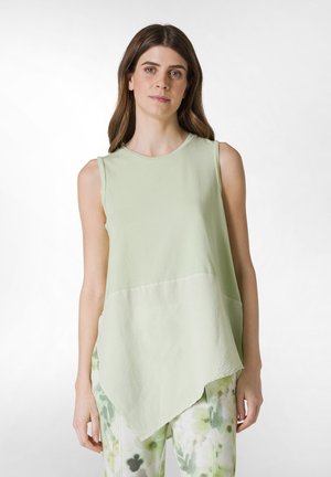 Débardeur vert clair sans manches avec un col rond, présentant un ourlet diagonal et un panneau en tissu contrasté en bas.