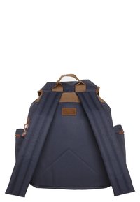 Sac à dos bleu marine avec des bretelles rembourrées, une poignée marron et des accentuations, et des poches latérales zippées, montré de dos.